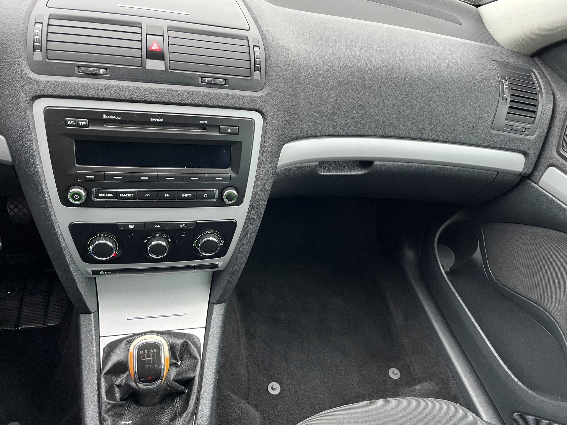 SKODA Octavia Combi 1.8 TSI Ambition 4x4-image-15