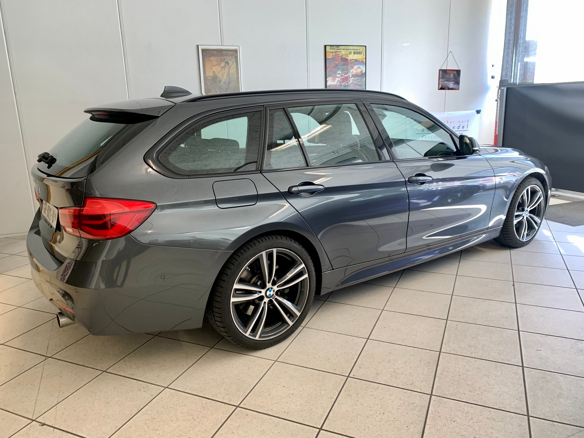 BMW 340i xDrive Touring M-Sport Steptronic-image-5