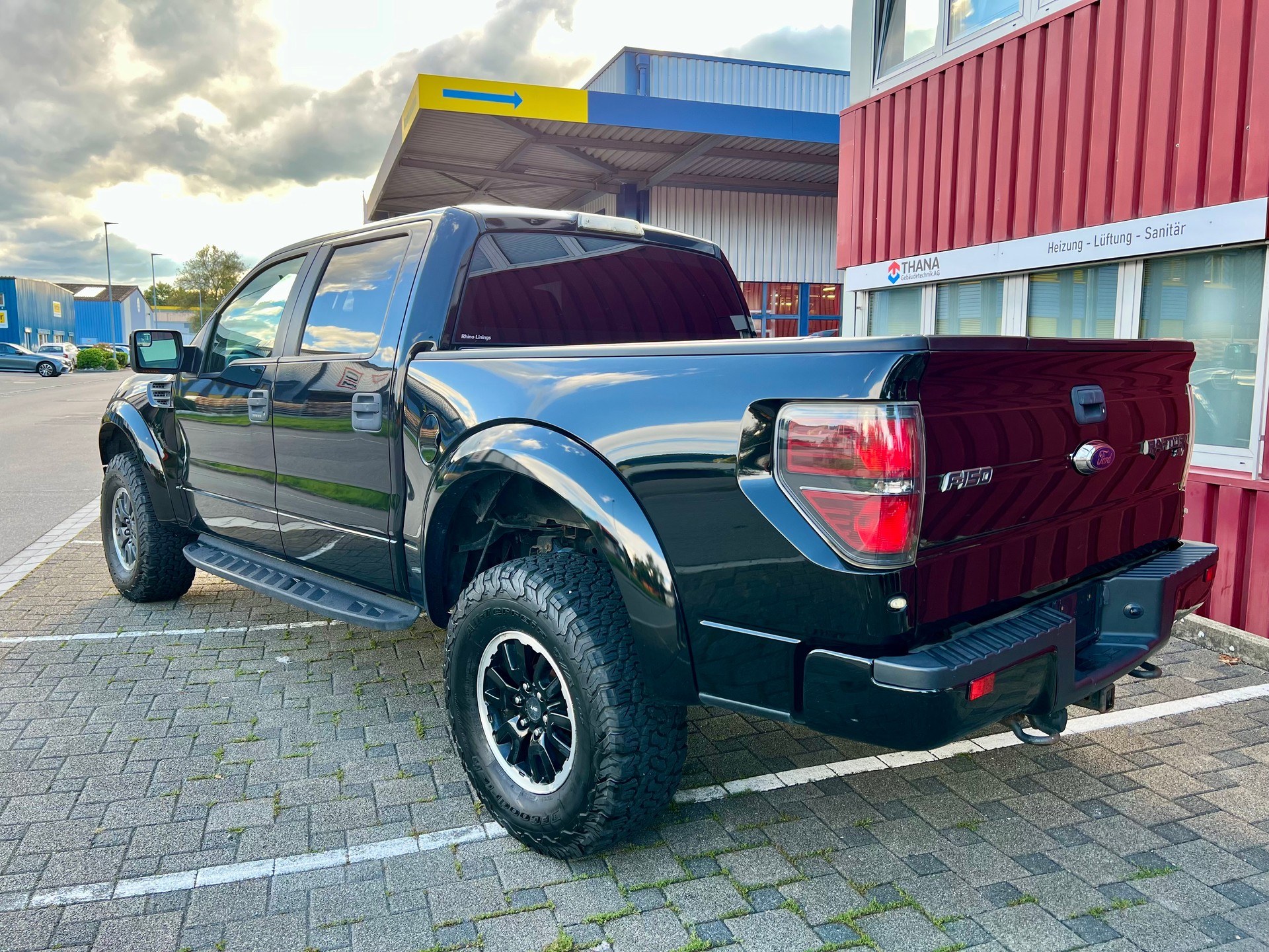 FORD F150 Raptor-showroom-element-2
