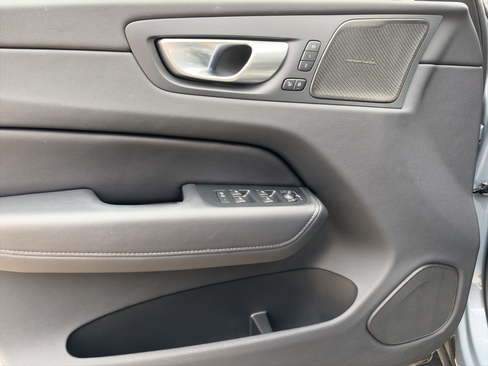 VOLVO XC60 2.0 T8 TE Ultimate Dark eAWD-image-16