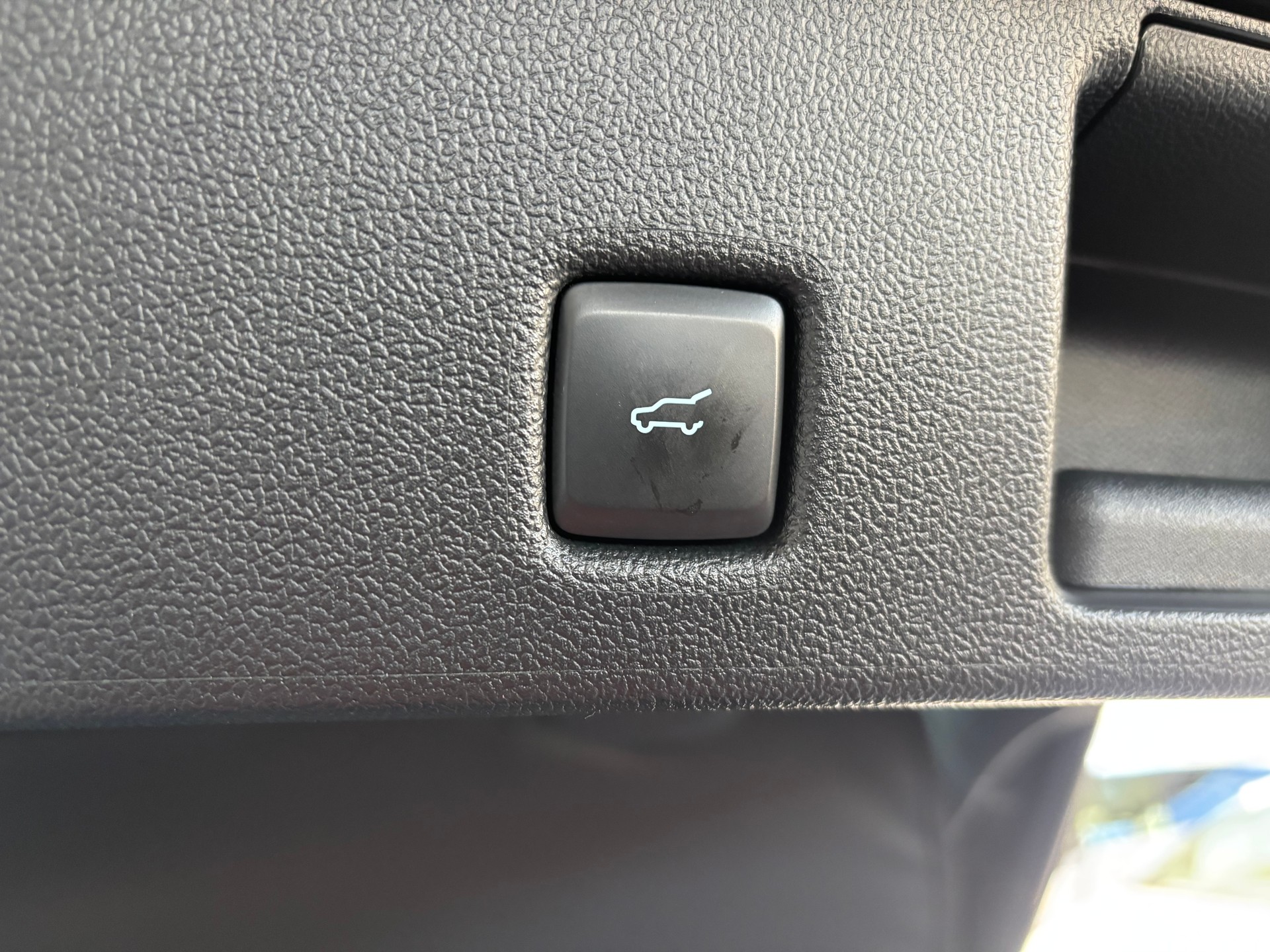 FORD Kuga 2.5 FHEV Vignale 4WD mit AHK-image-14