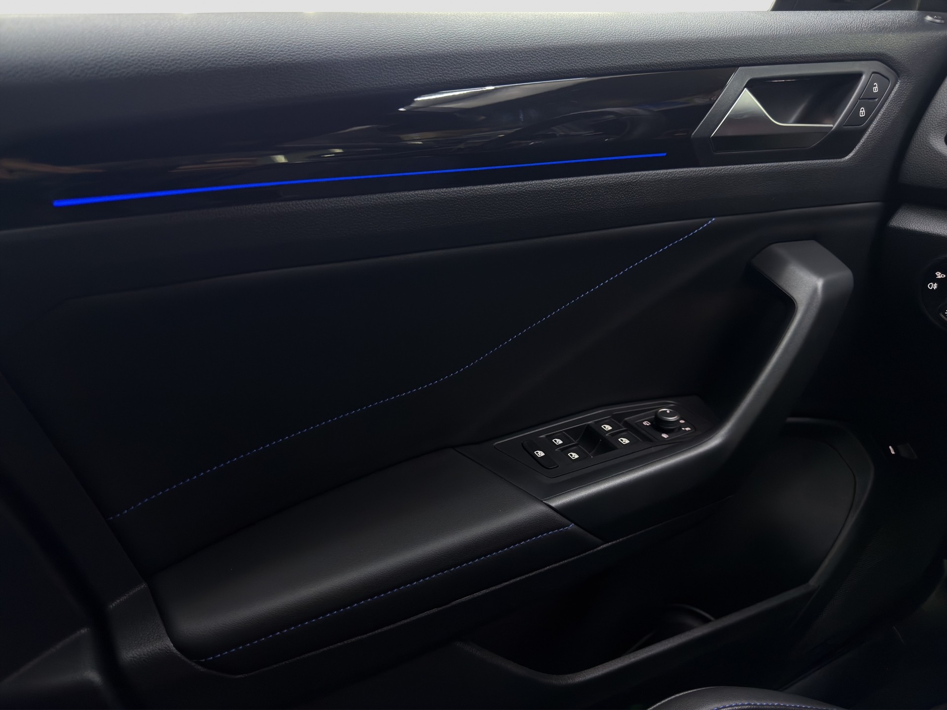 VW T-Roc 2.0 TSI R Akrapovič DSG 4Motion-image-30