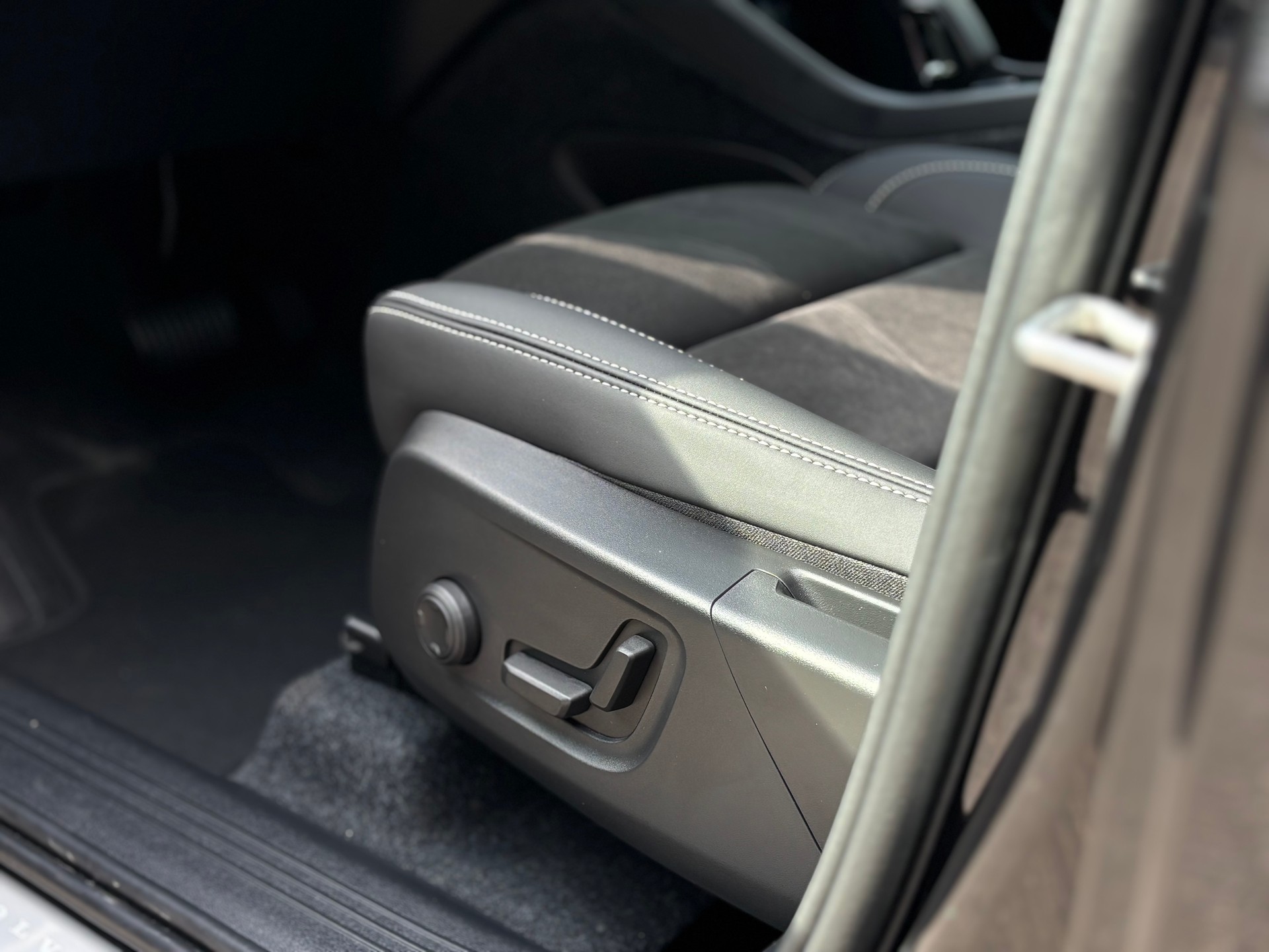 VOLVO XC40 2.0 B4 MH Black Edition-image-17