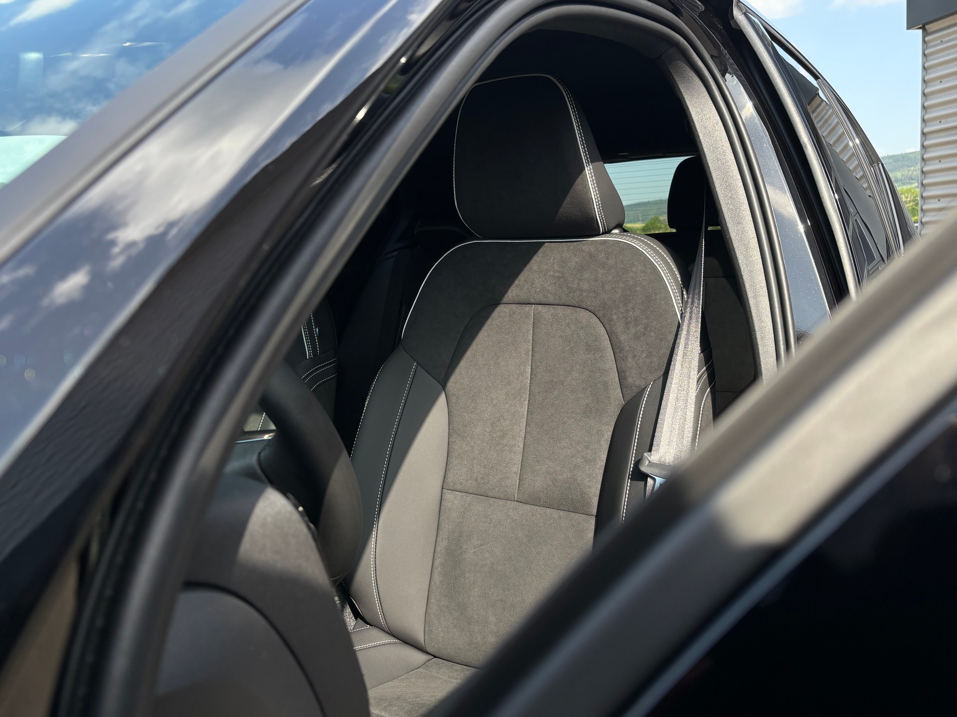 VOLVO XC40 2.0 B4 MH Black Edition-showroom-element-3