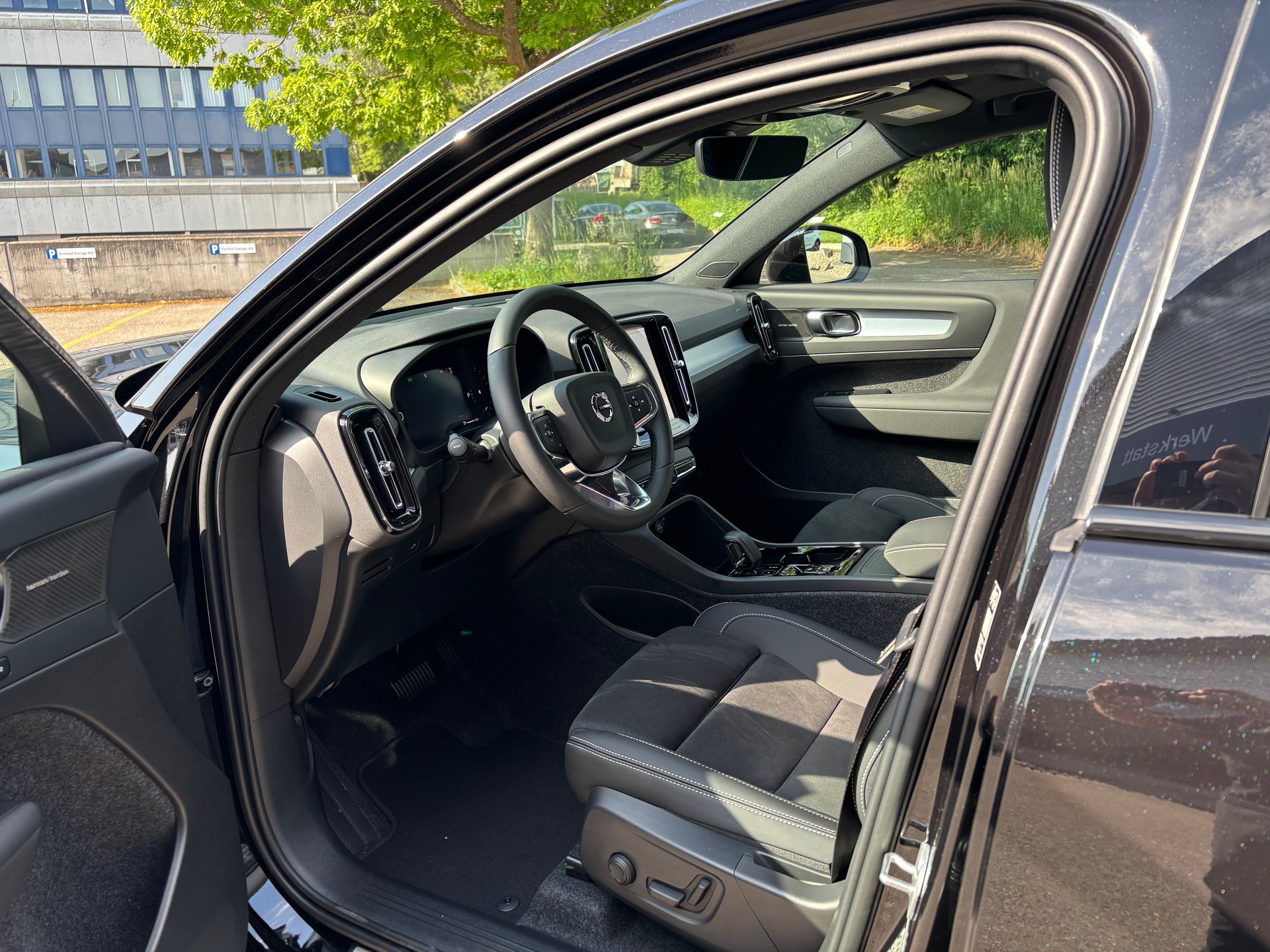 VOLVO XC40 2.0 B4 MH Black Edition-showroom-element-2