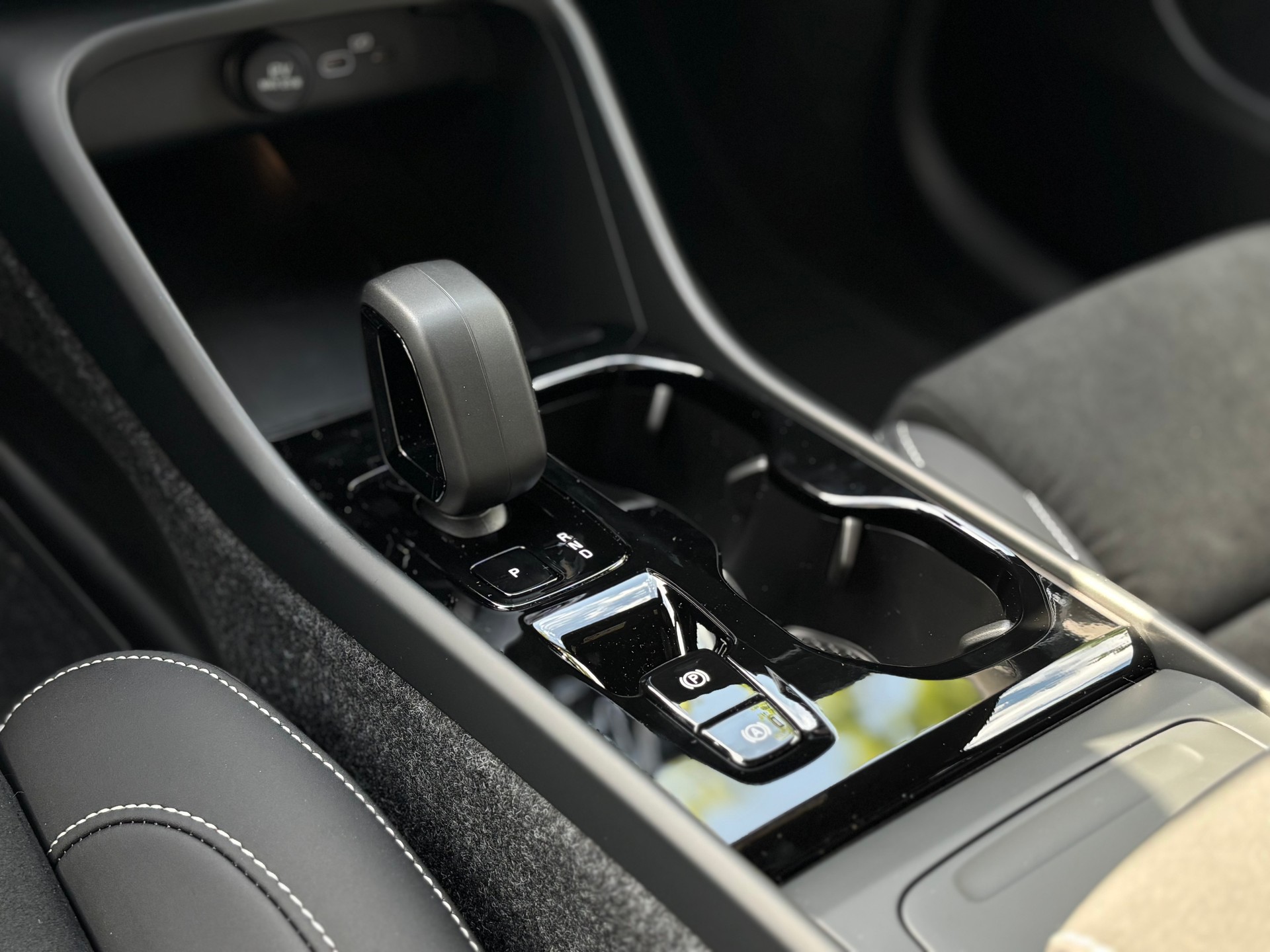 VOLVO XC40 2.0 B4 MH Black Edition-image-16