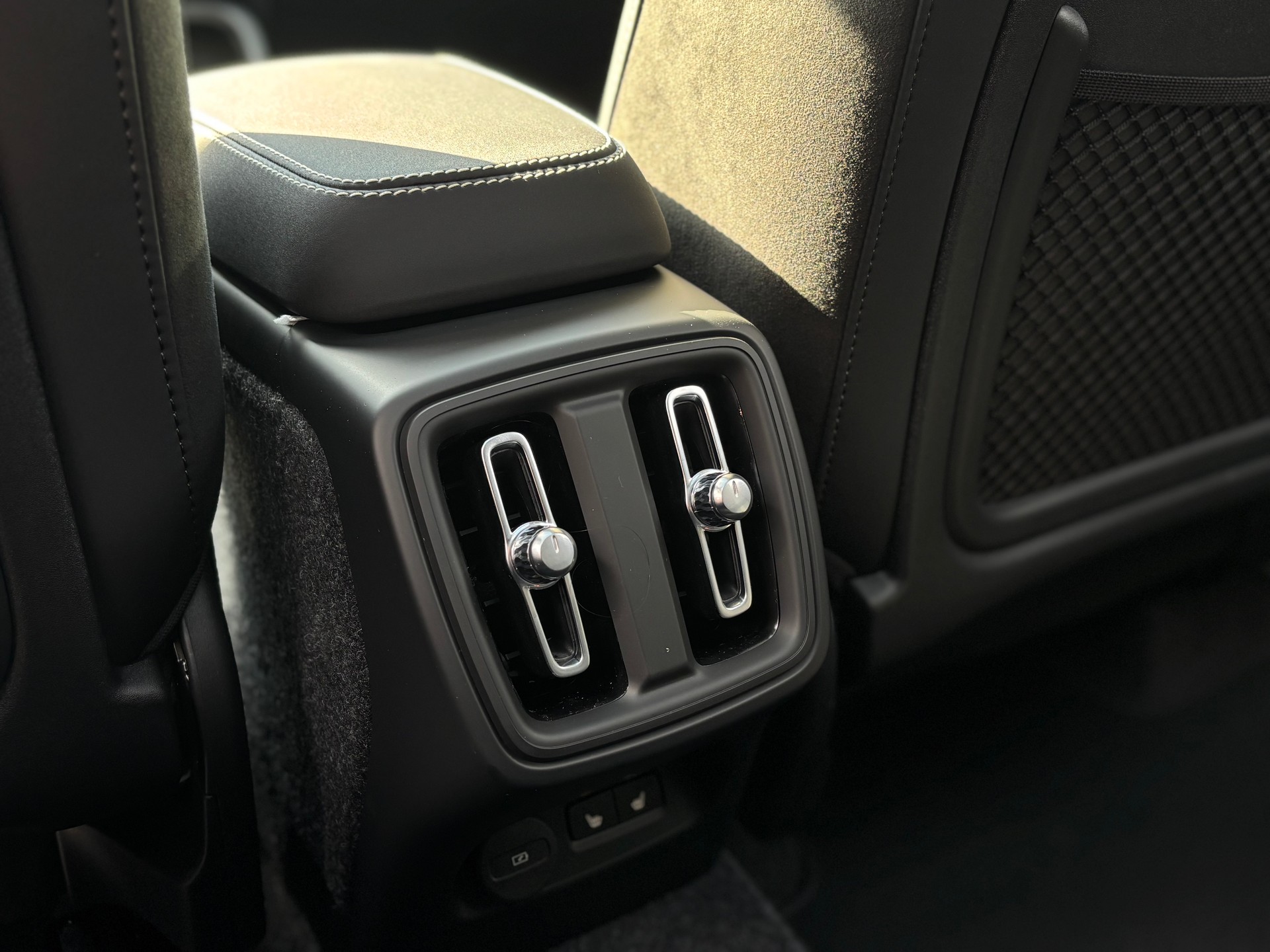 VOLVO XC40 2.0 B4 MH Black Edition-image-12