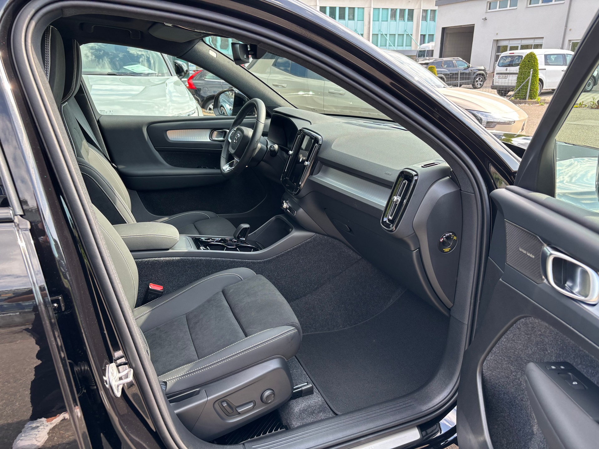 VOLVO XC40 2.0 B4 MH Black Edition-image-6