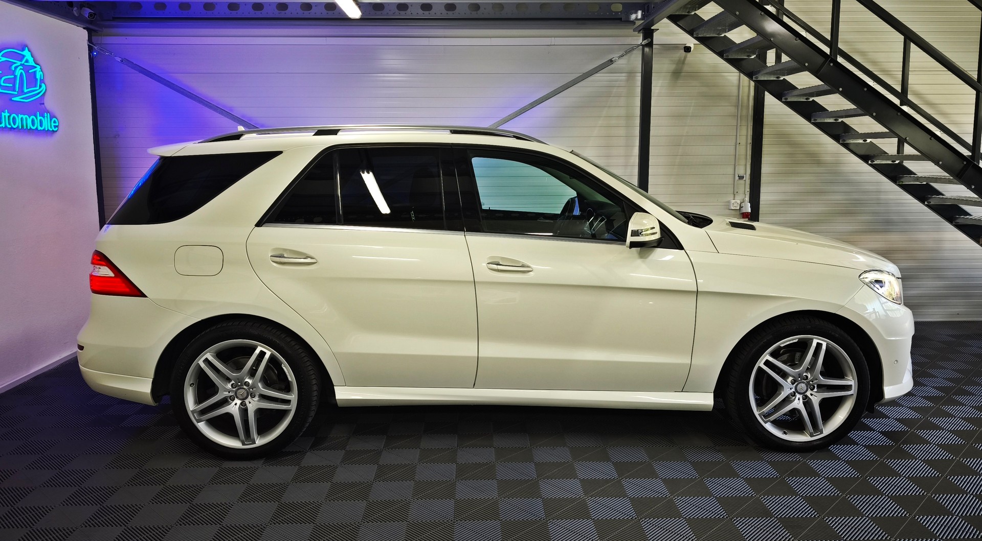 MERCEDES-BENZ ML 350 BlueTEC Executive 4Matic 7G-Tronic-showroom-element-3