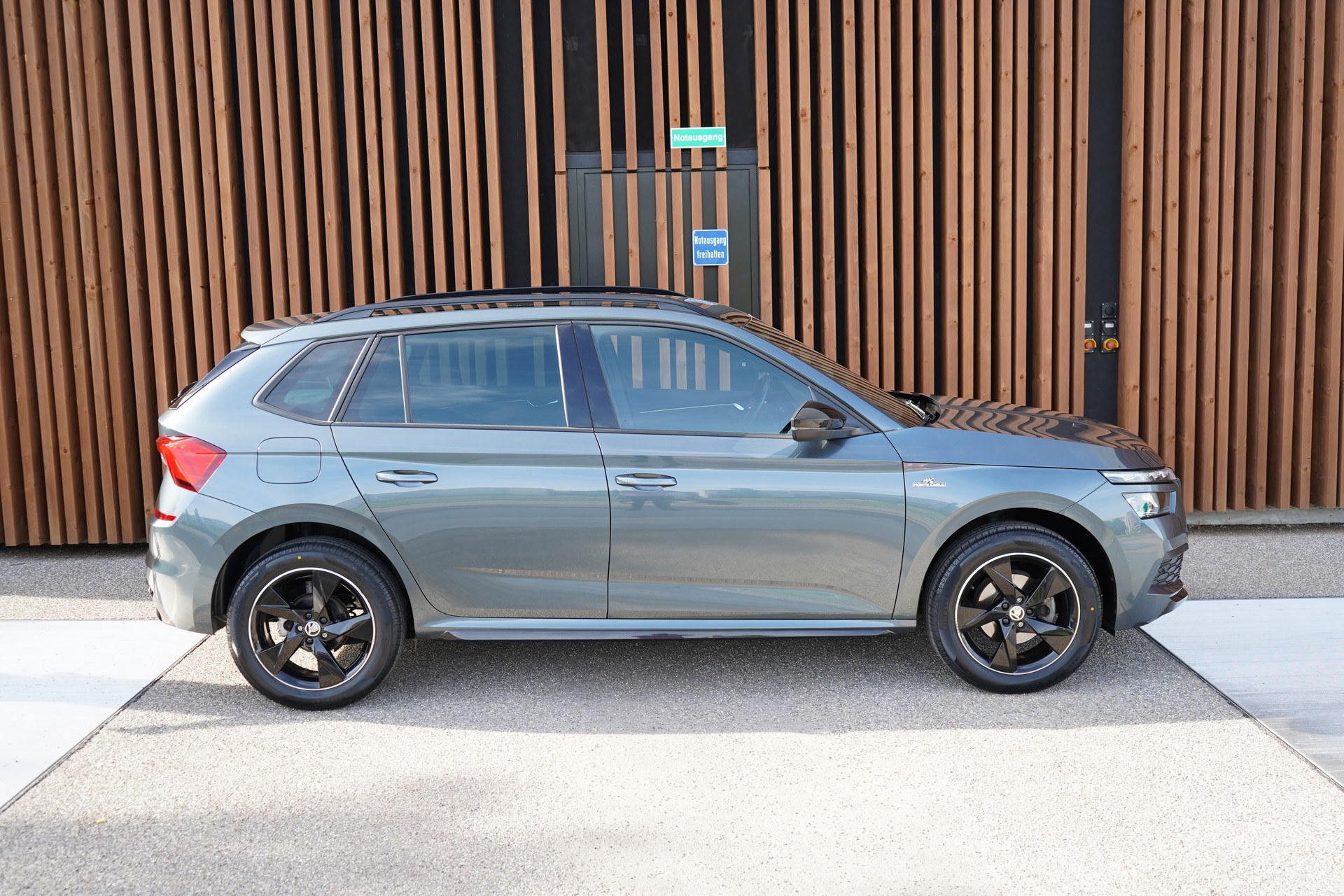 SKODA KAMIQ 1.0 TSI MONTE CARLO BLACK DSG l 110 PS-image-4