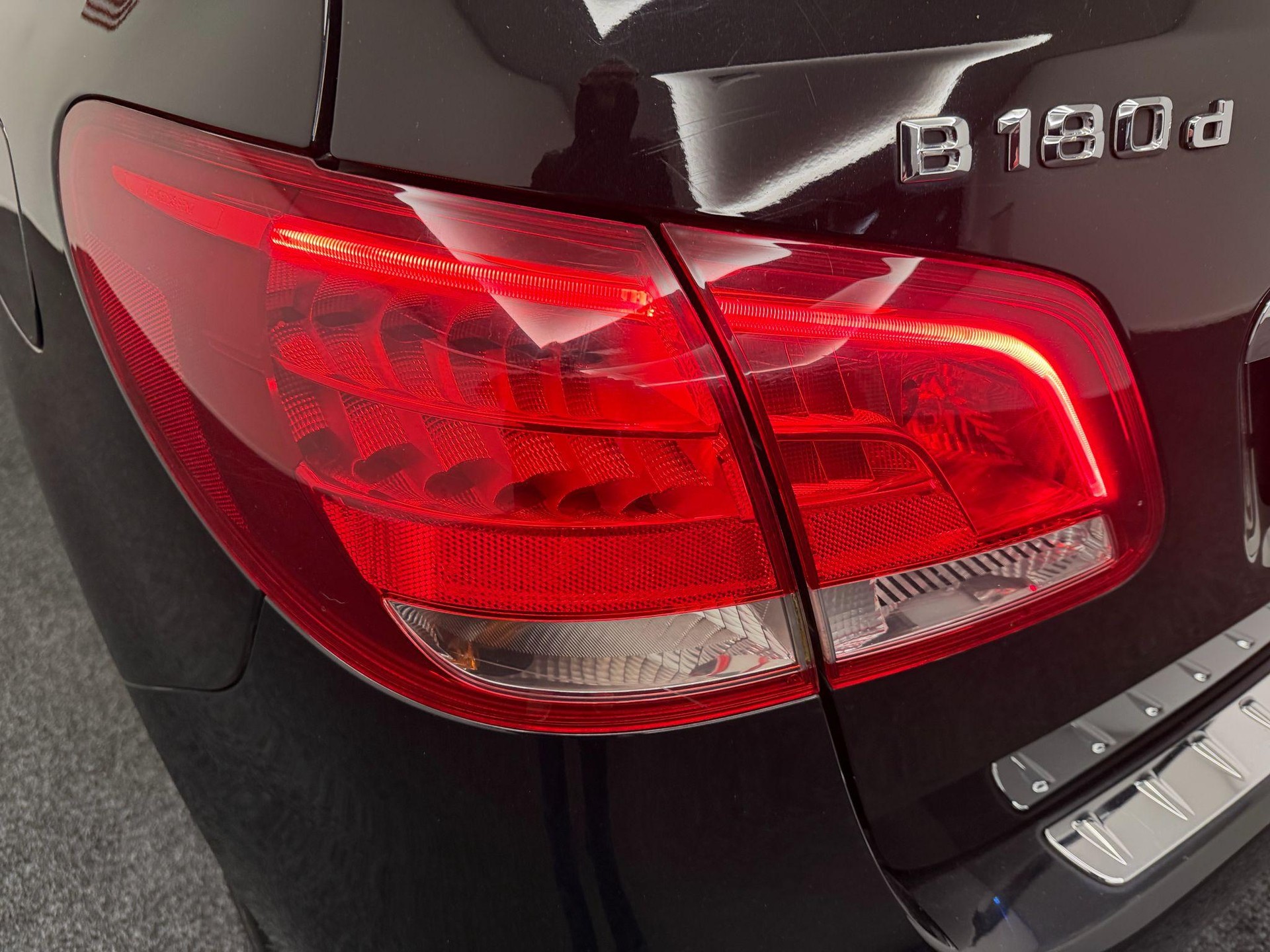 MERCEDES-BENZ B 180 d Style-image-8