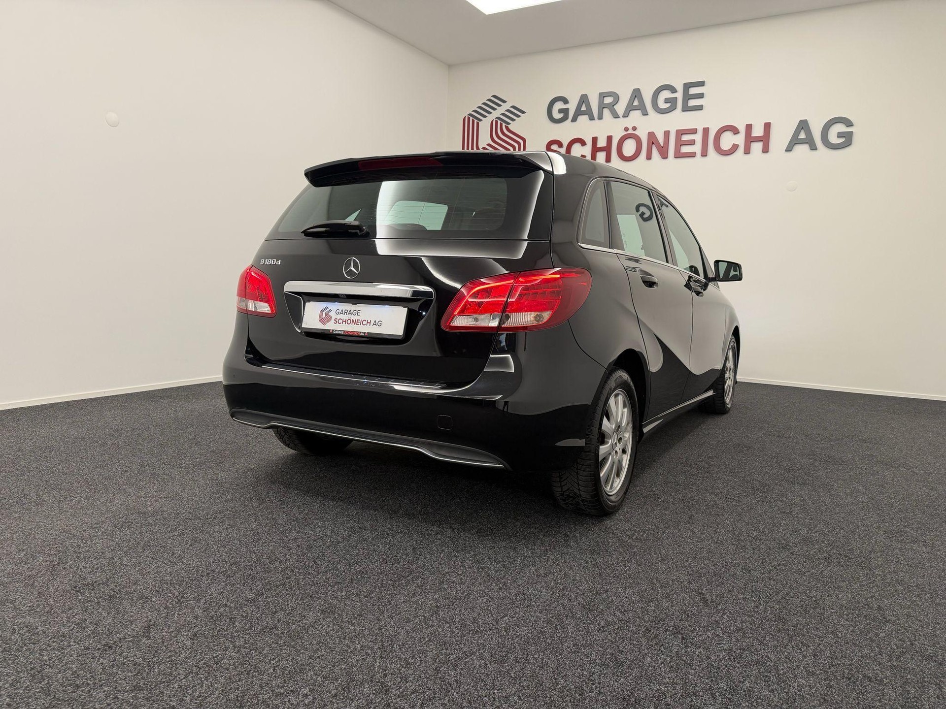 MERCEDES-BENZ B 180 d Style-image-4