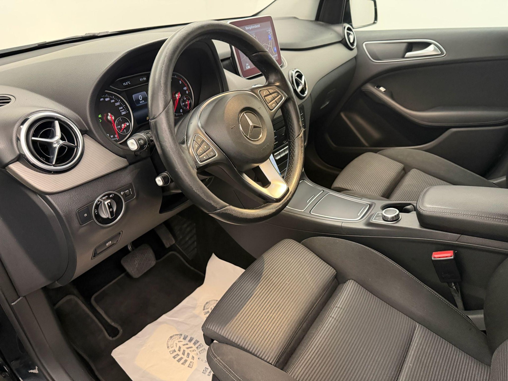 MERCEDES-BENZ B 180 d Style-image-9