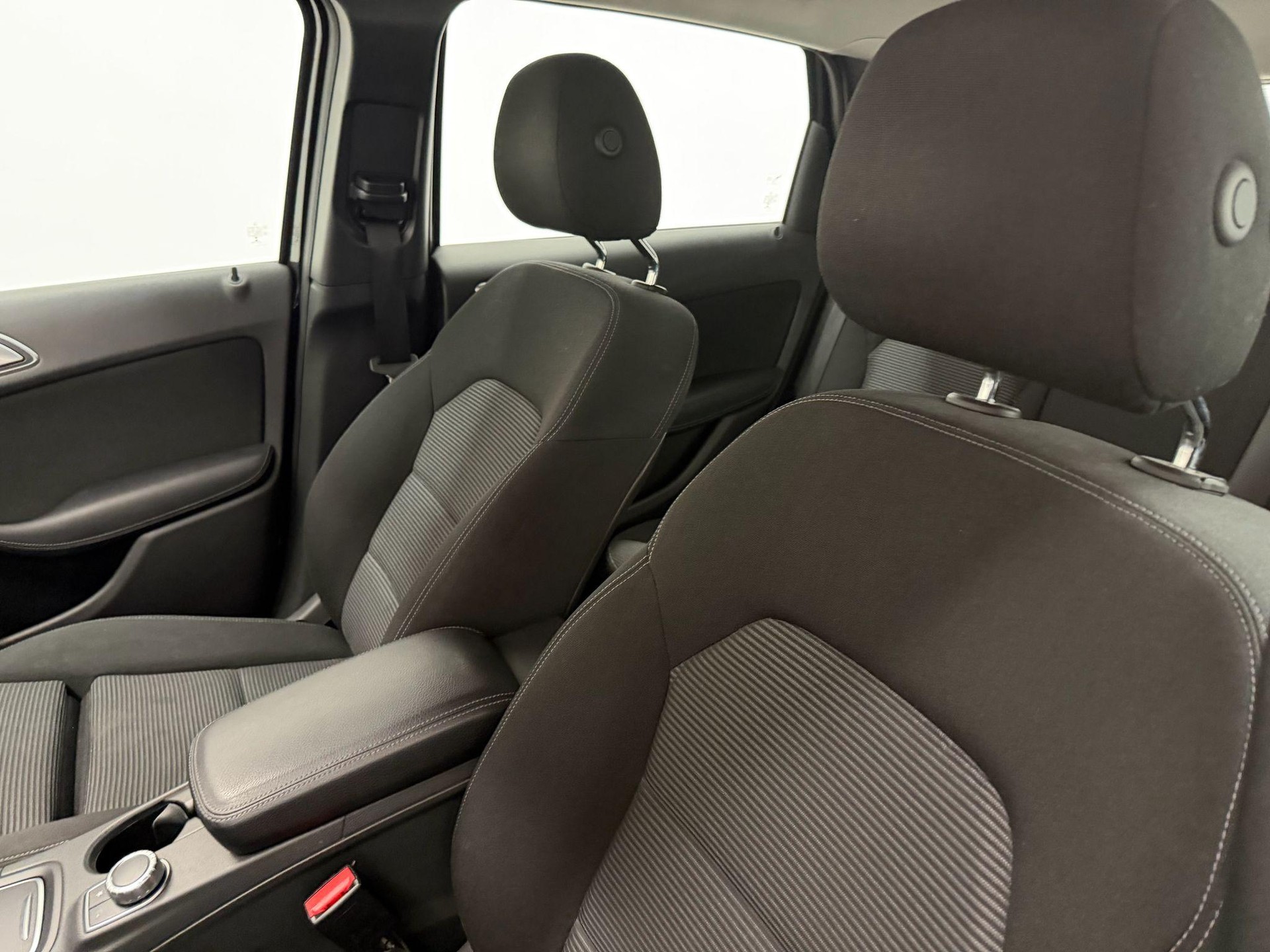 MERCEDES-BENZ B 180 d Style-image-13