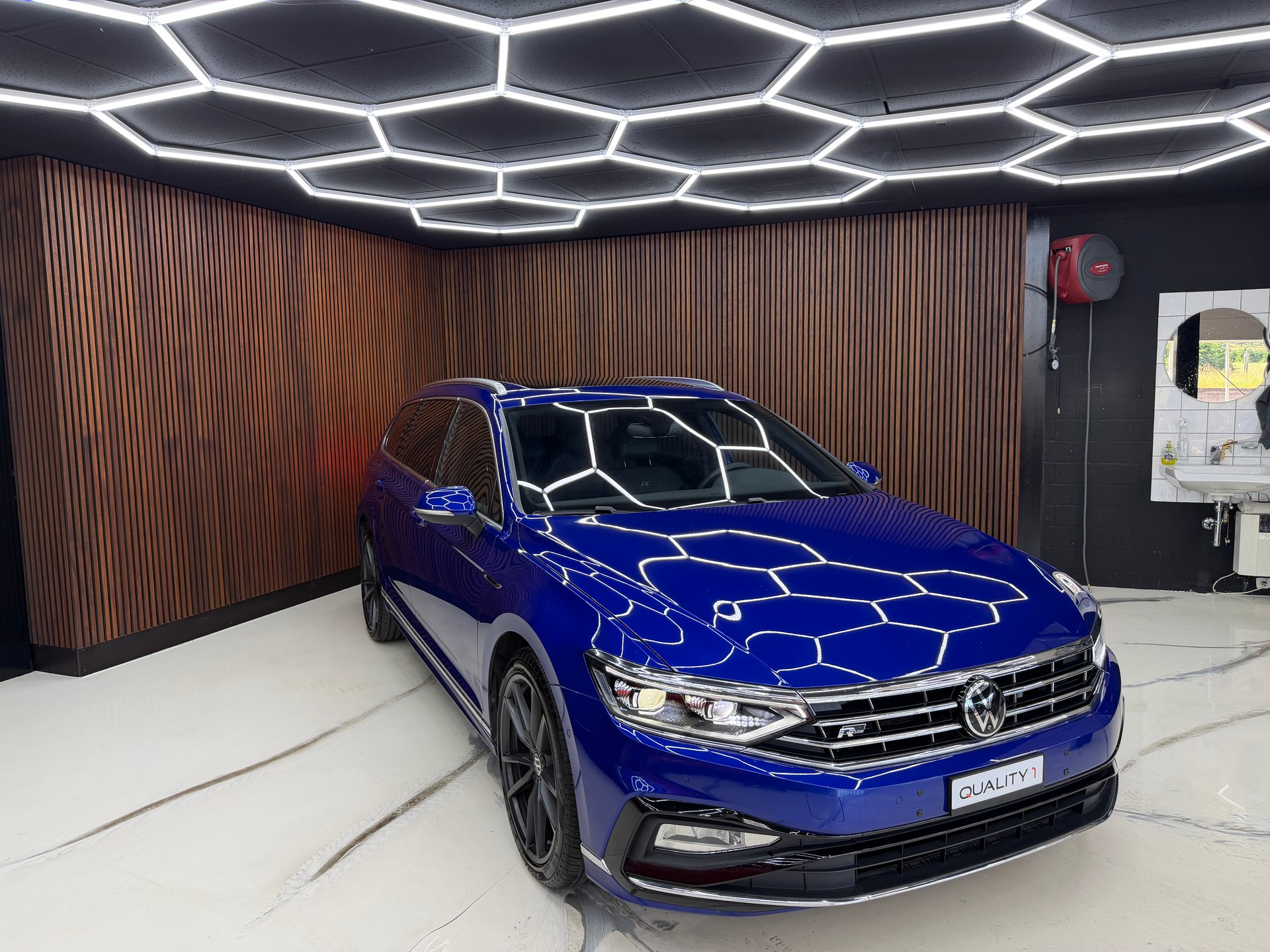 VW Passat 2.0 Diesel 4 Motion R-line-image-2