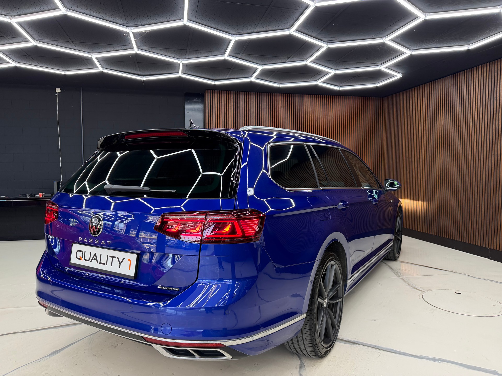 VW Passat 2.0 Diesel 4 Motion R-line-image-6