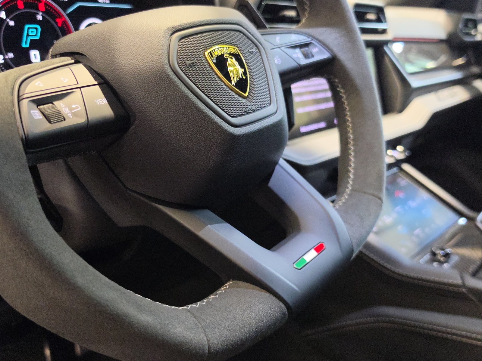 LAMBORGHINI Urus SE-image-22