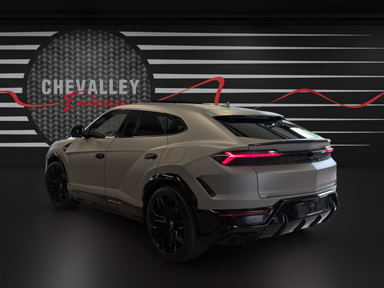 LAMBORGHINI Urus SE-showroom-element-3