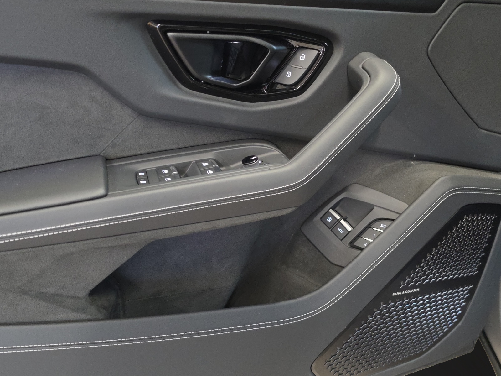 LAMBORGHINI Urus SE-image-13