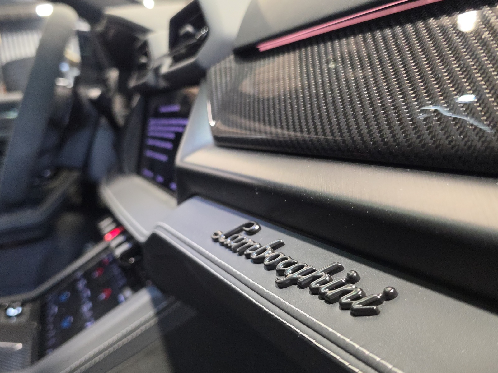 LAMBORGHINI Urus SE-image-24