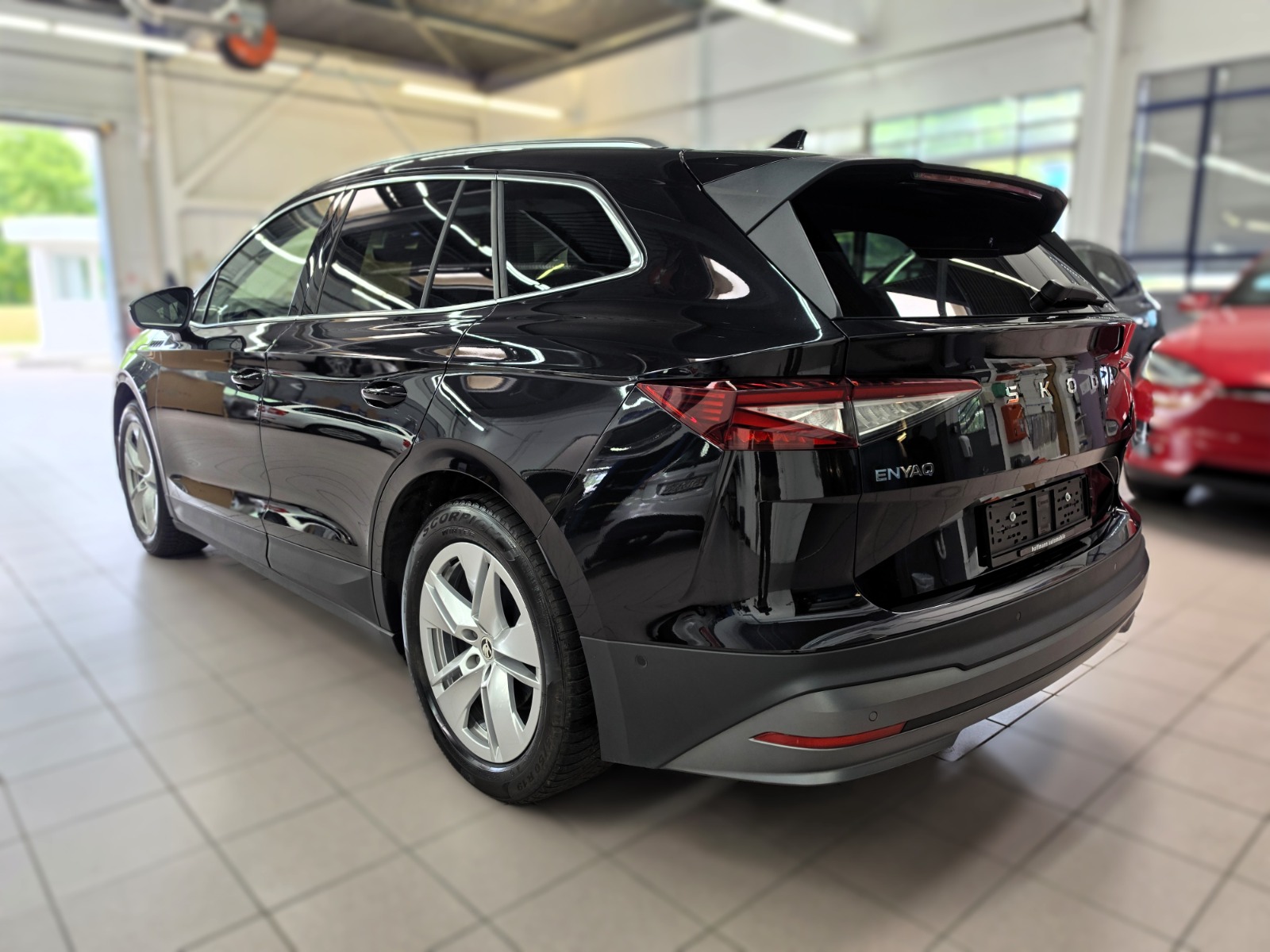 SKODA Enyaq 85-showroom-element-2