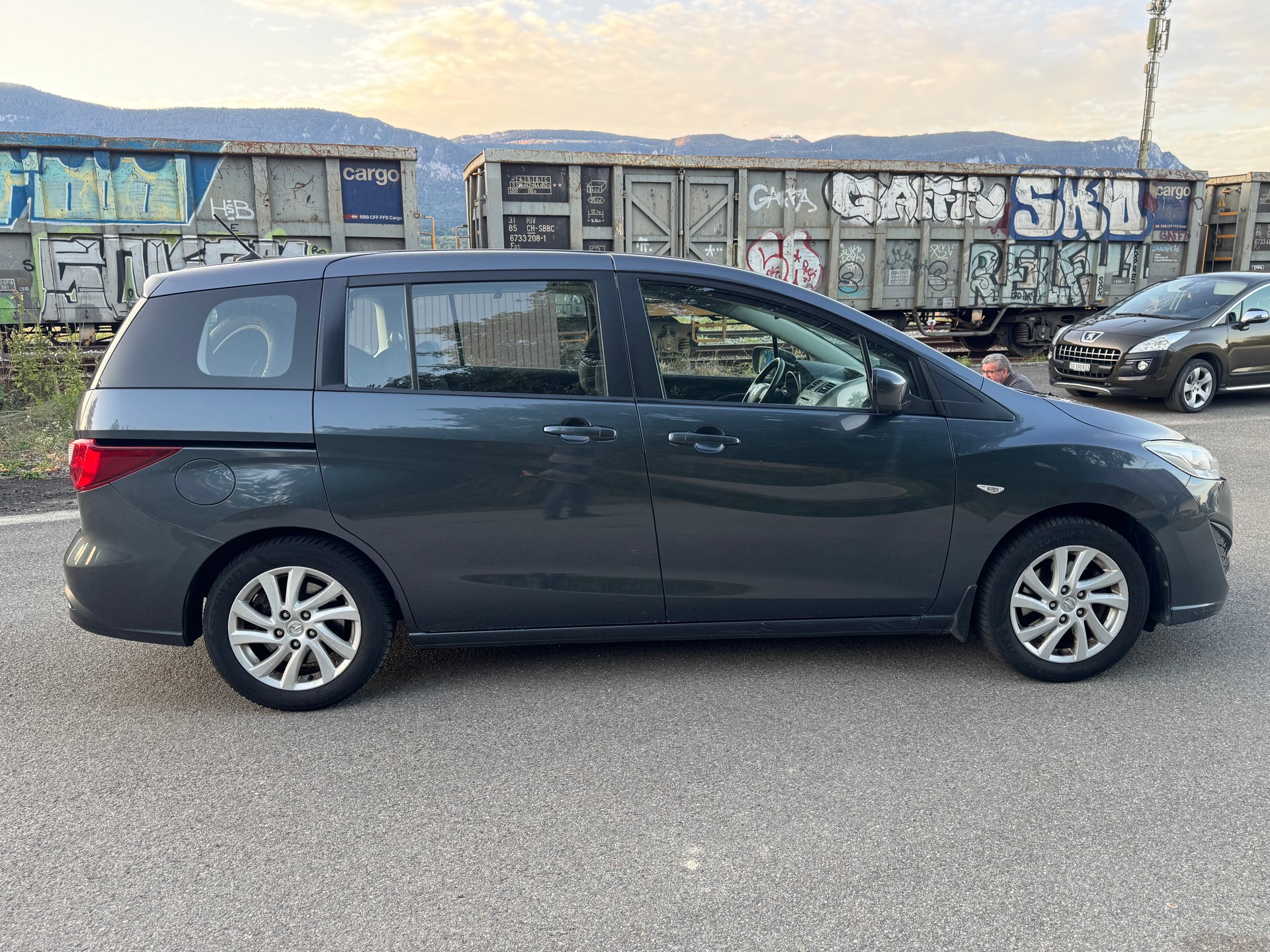 MAZDA 5-showroom-element-1