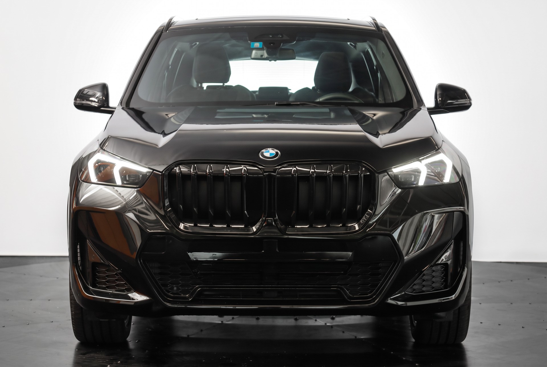BMW X1 xDrive 23d 48V M Sport Pro • Toit panoramique • Head-Up Display • Attelage-showroom-element-1