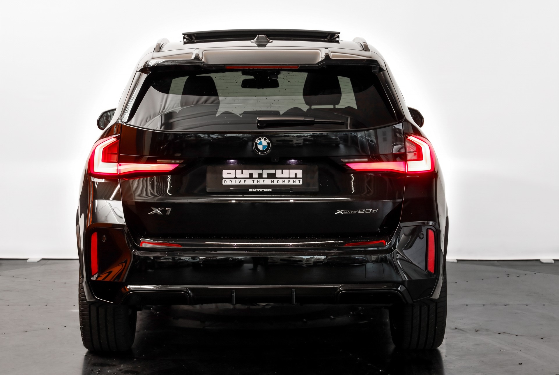 BMW X1 xDrive 23d 48V M Sport Pro • Toit panoramique • Head-Up Display • Attelage-showroom-element-2