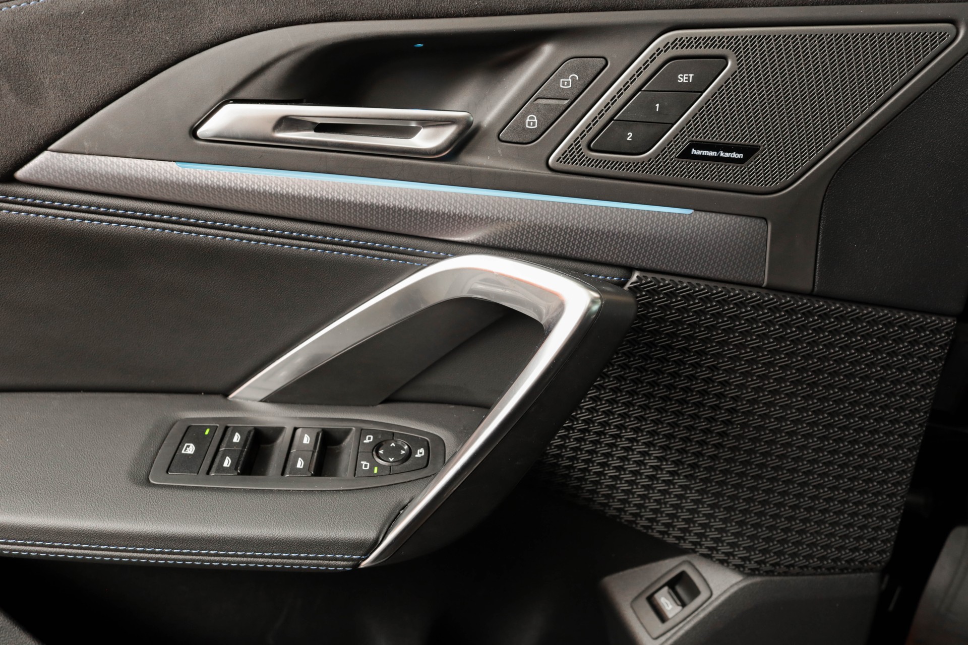 BMW X1 xDrive 23d 48V M Sport Pro • Toit panoramique • Head-Up Display • Attelage-image-16