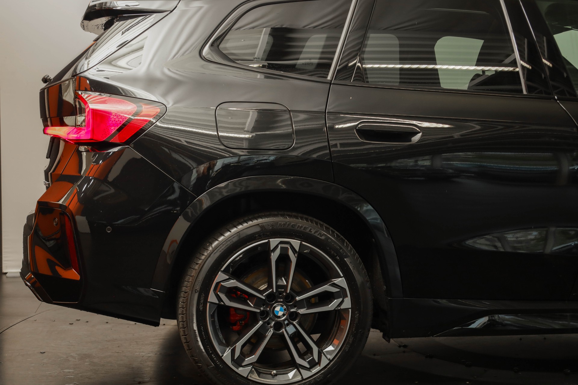 BMW X1 xDrive 23d 48V M Sport Pro • Toit panoramique • Head-Up Display • Attelage-image-19