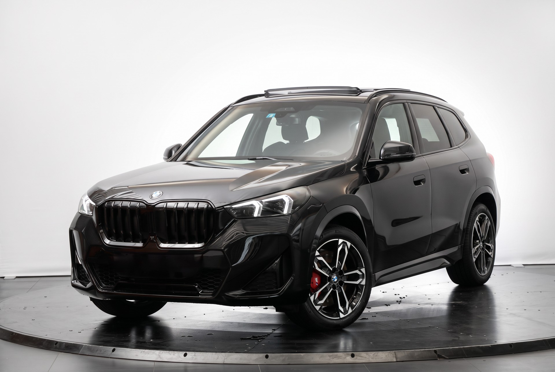 BMW X1 xDrive 23d 48V M Sport Pro • Toit panoramique • Head-Up Display • Attelage-showroom-element-3