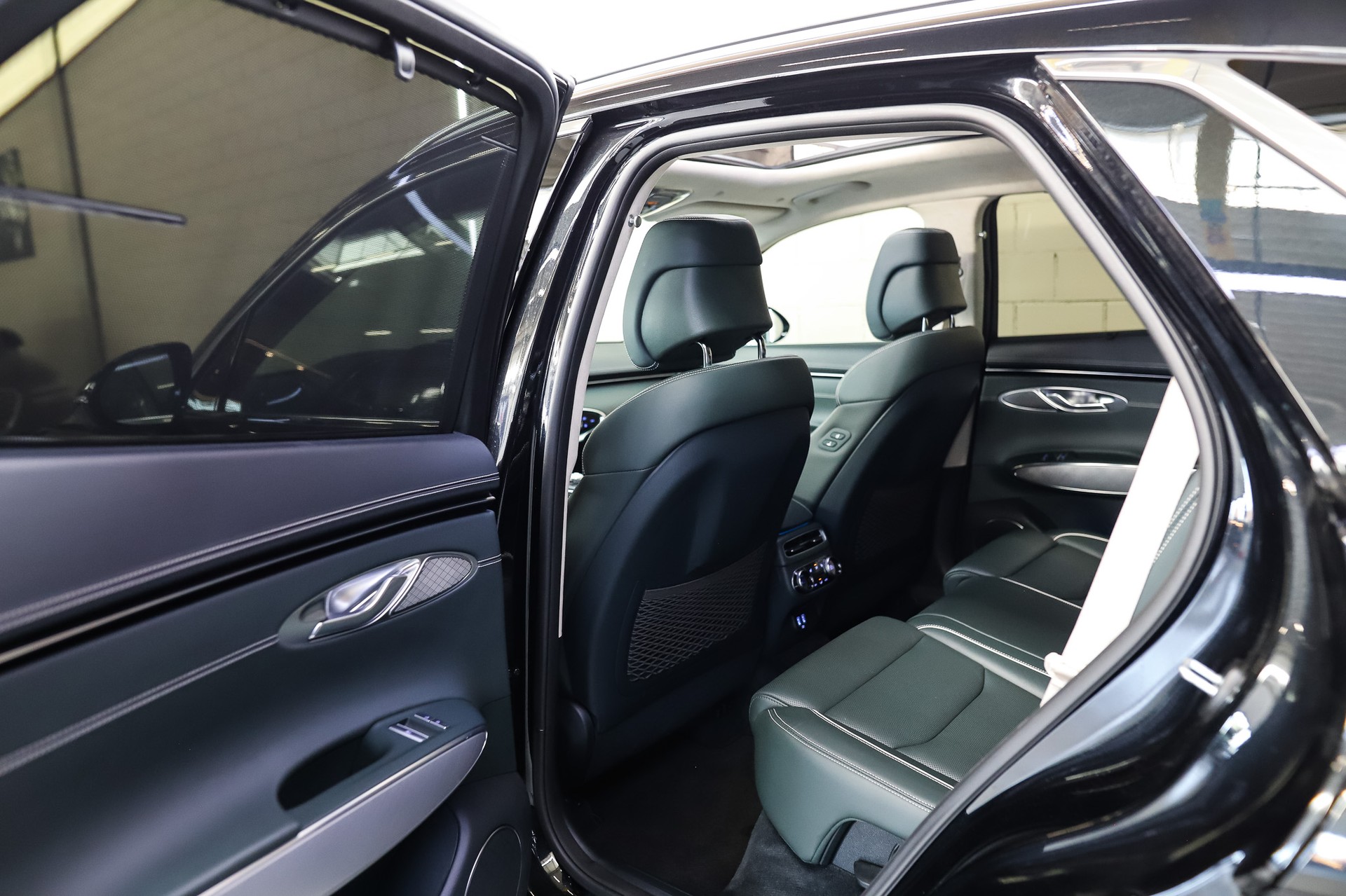 GENESIS GV70 Electrified Sport kWh 77,4 AWD * VIK Black *-image-17