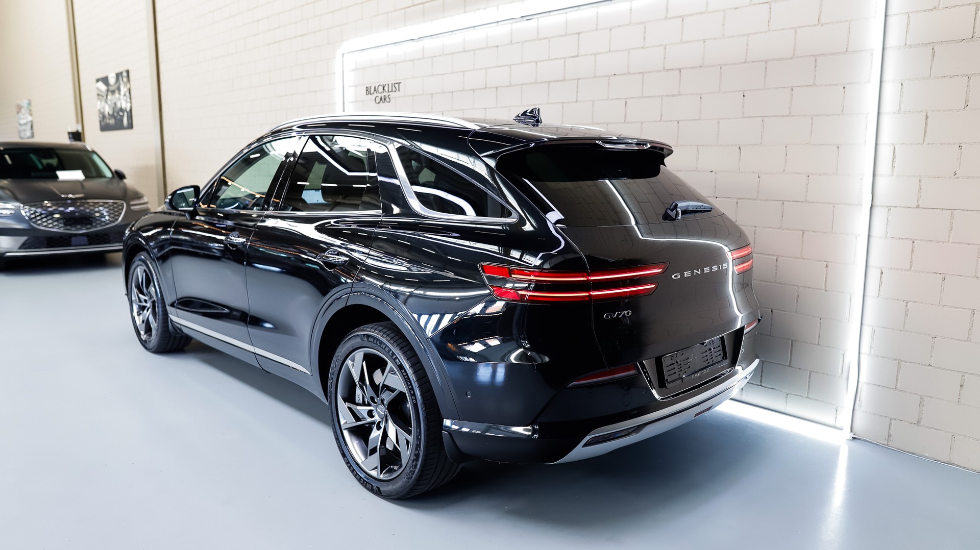 GENESIS GV70 Electrified Sport kWh 77,4 AWD * VIK Black *-image-4