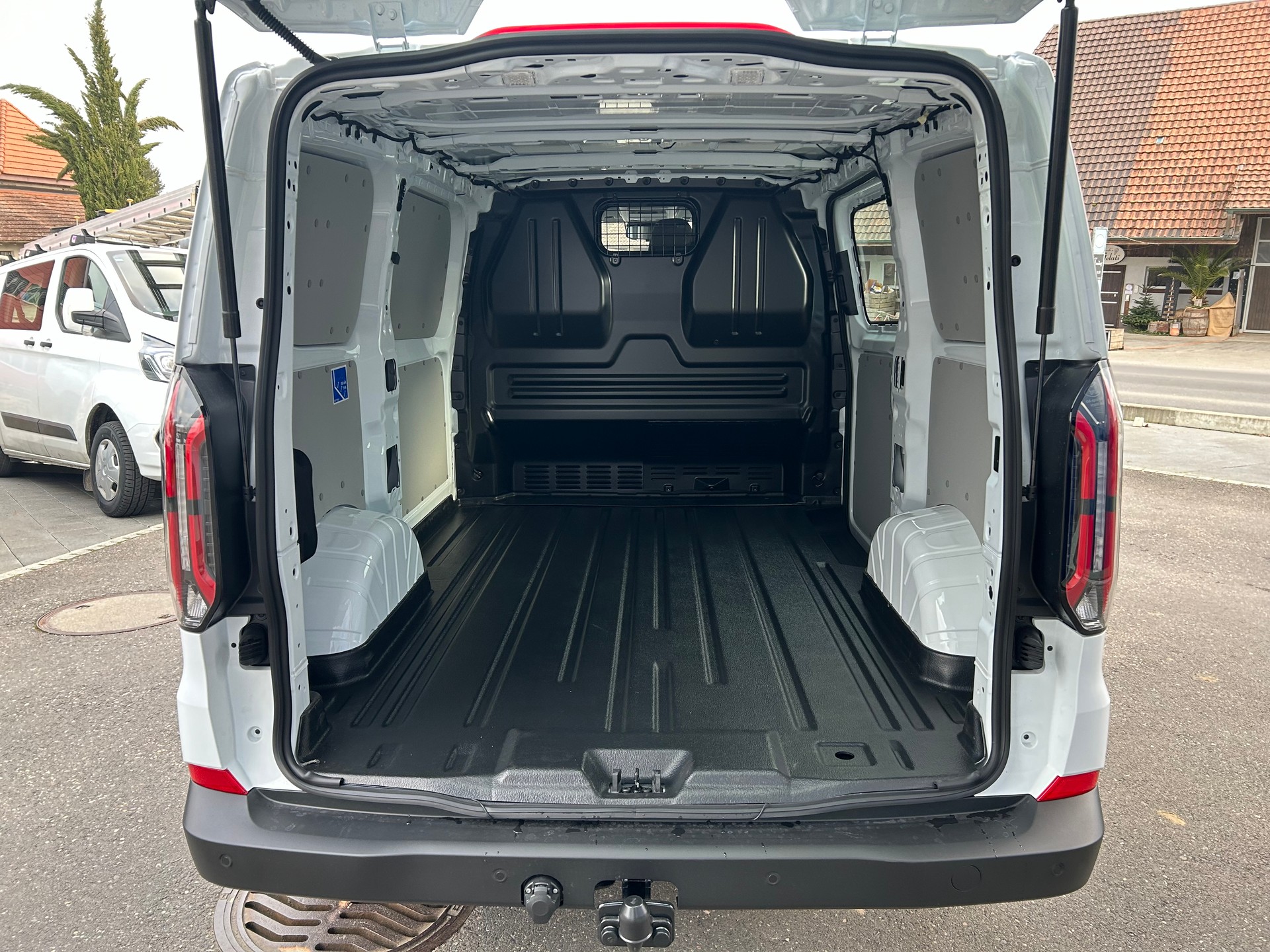 FORD Transit Custom Van 320 L1H1 82,5kWh Trend-image-6
