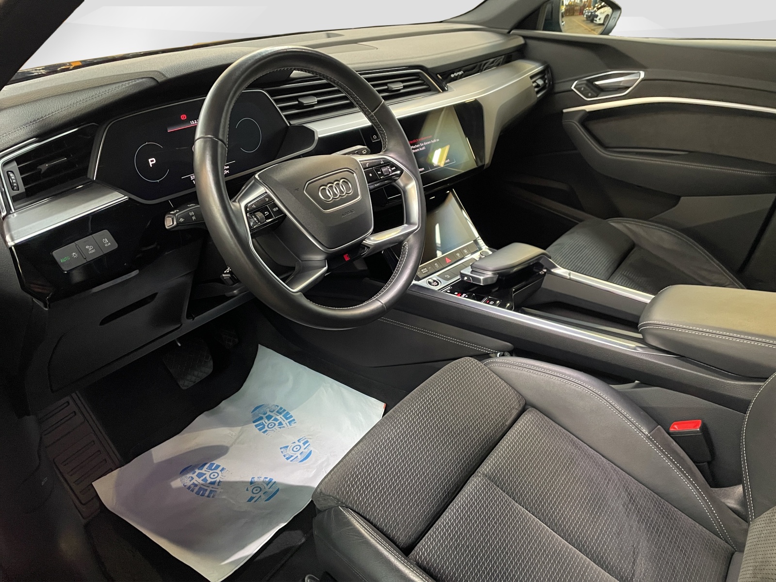 AUDI e-tron 55 Advanced quattro-image-6
