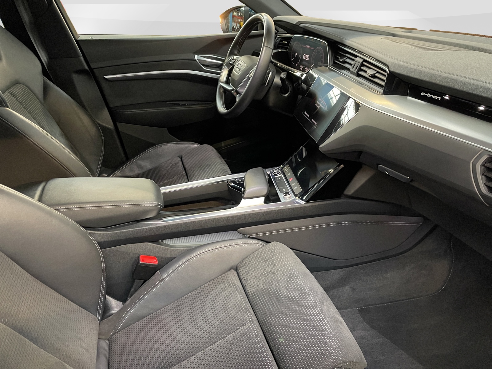 AUDI e-tron 55 Advanced quattro-image-8