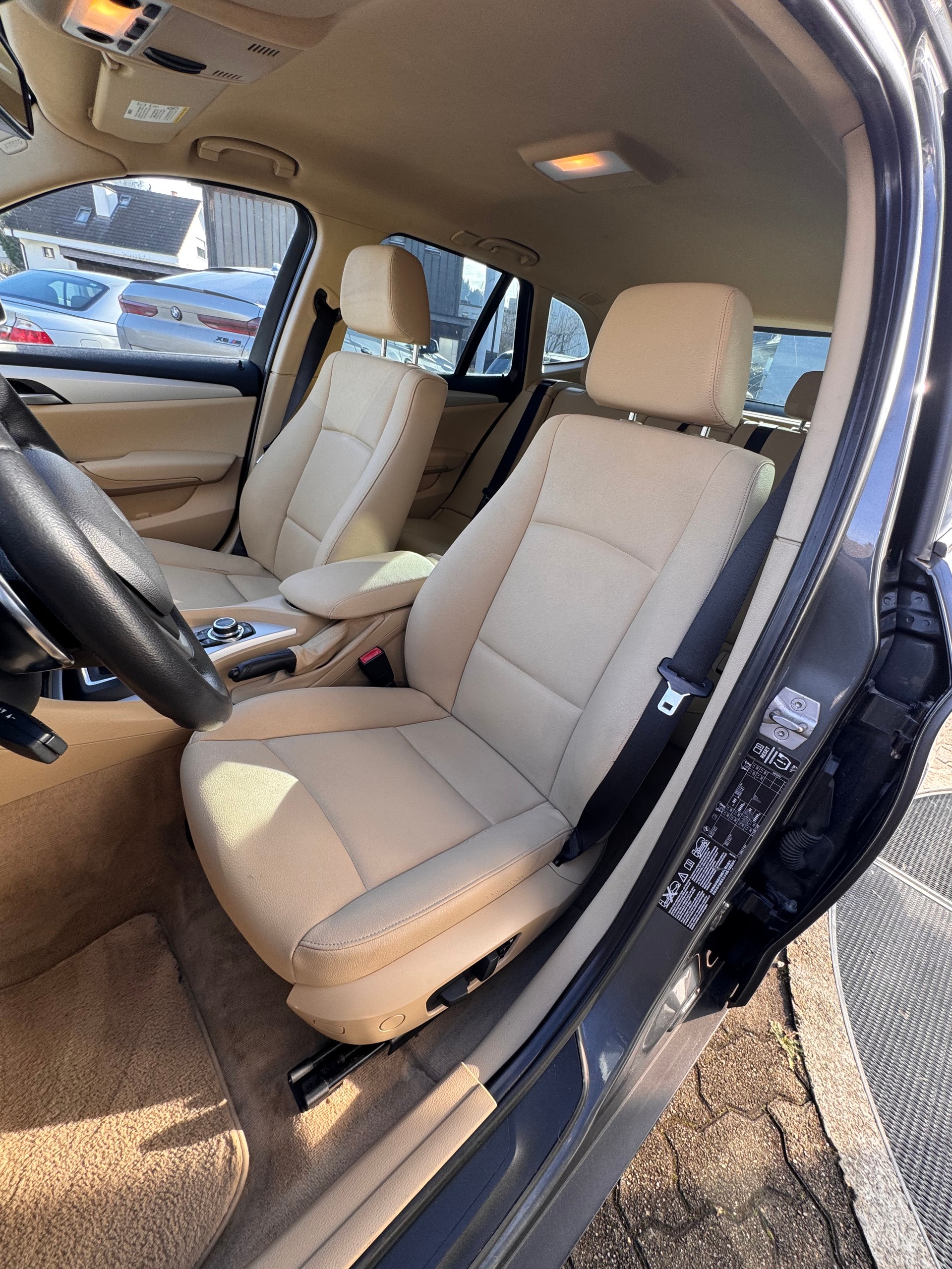 BMW X1 xDrive 20i-image-13