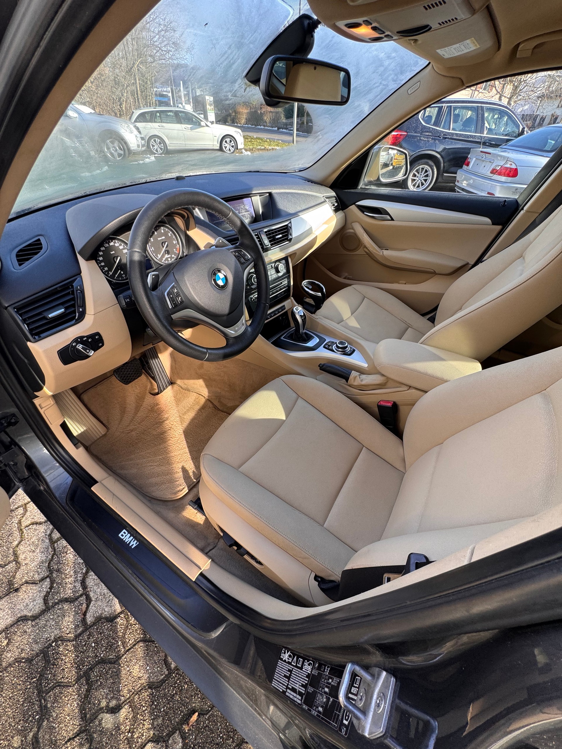 BMW X1 xDrive 20i-image-12