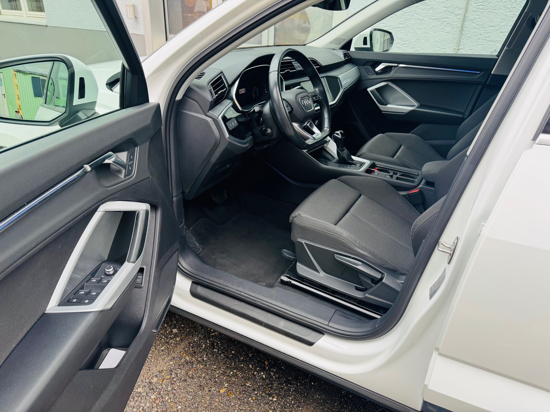 AUDI Q3 Sportback 35 TFSI Attraction S-tronic-image-7