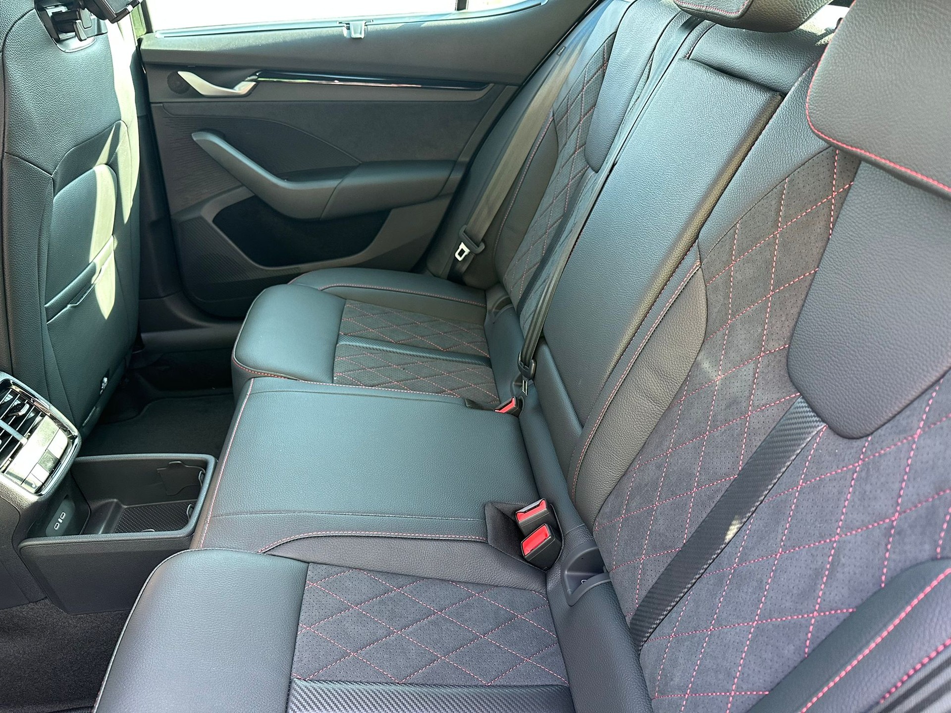 SKODA Octavia 2.0TSI RS Limousine-image-21