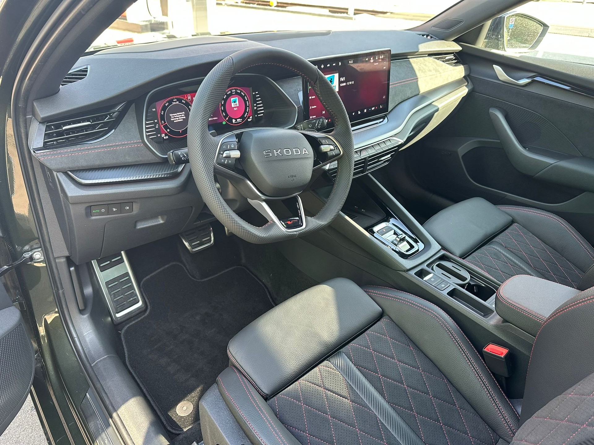 SKODA Octavia 2.0TSI RS Limousine-image-10