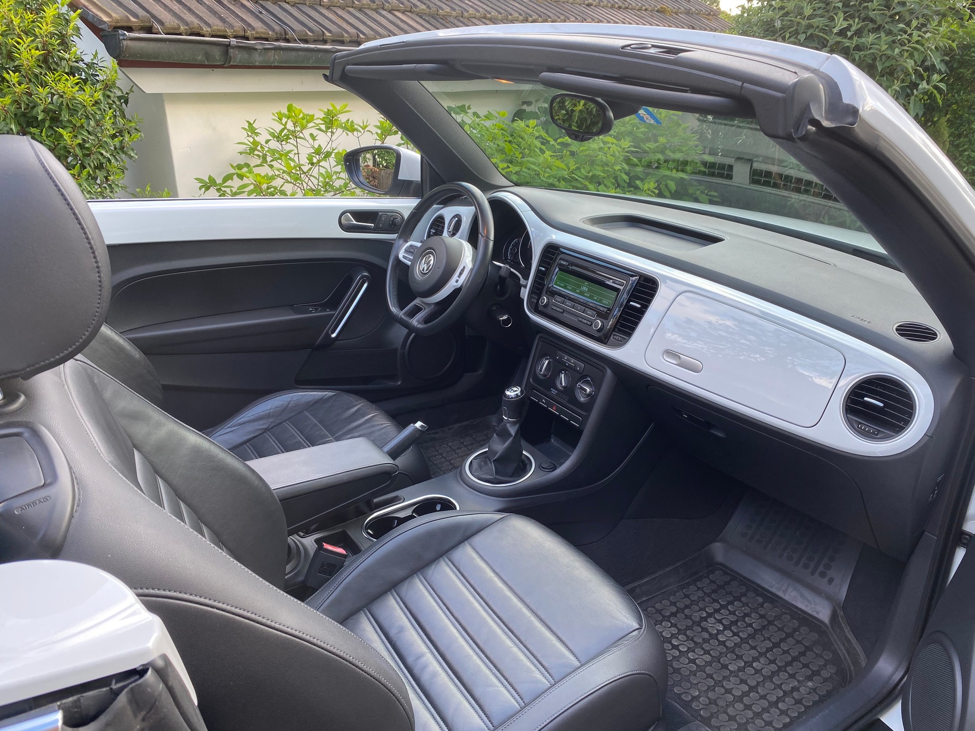 VW VW Beetle Cabrio 1.4 TSI Sport - frisch ab Service & MFK - Leder-image-4