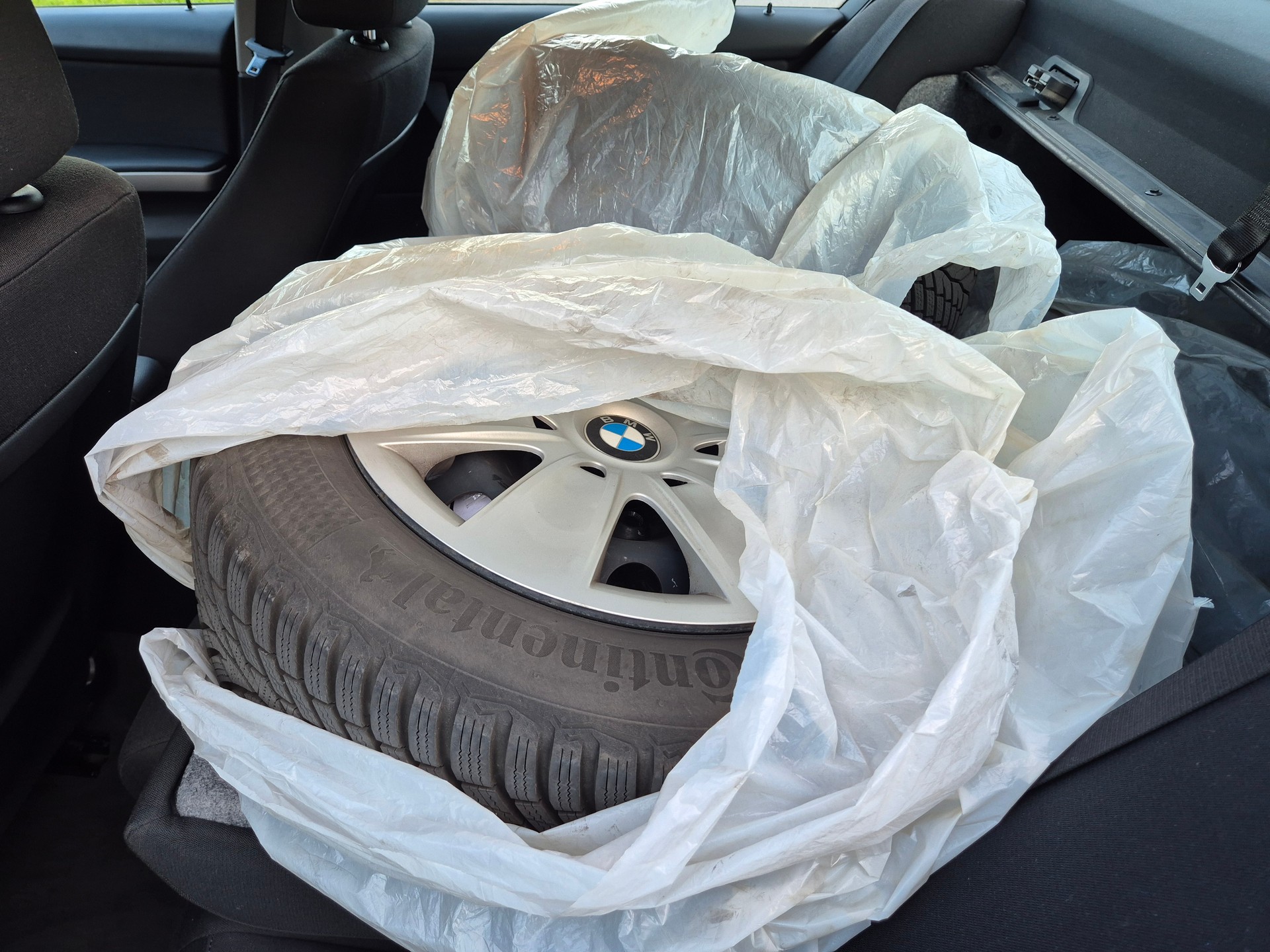 BMW 320i-image-7