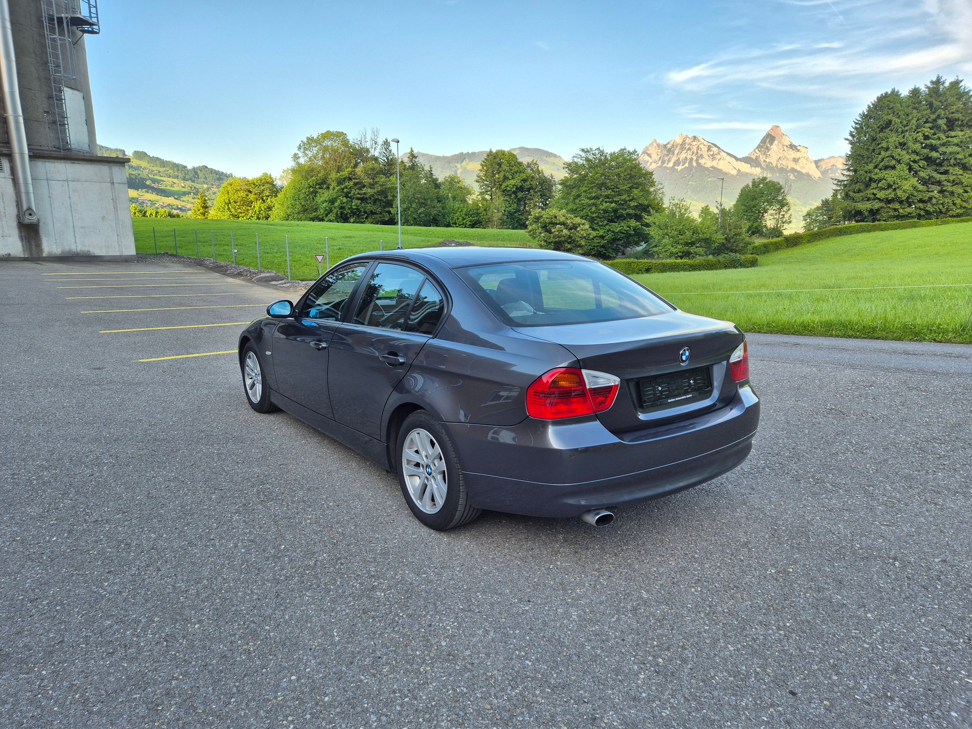BMW 320i-image-1