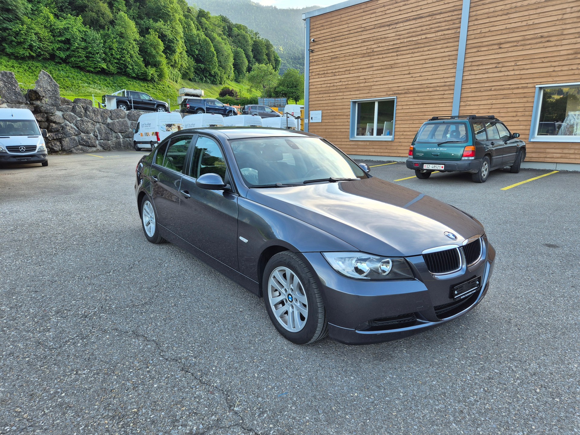 BMW 320i-image-3