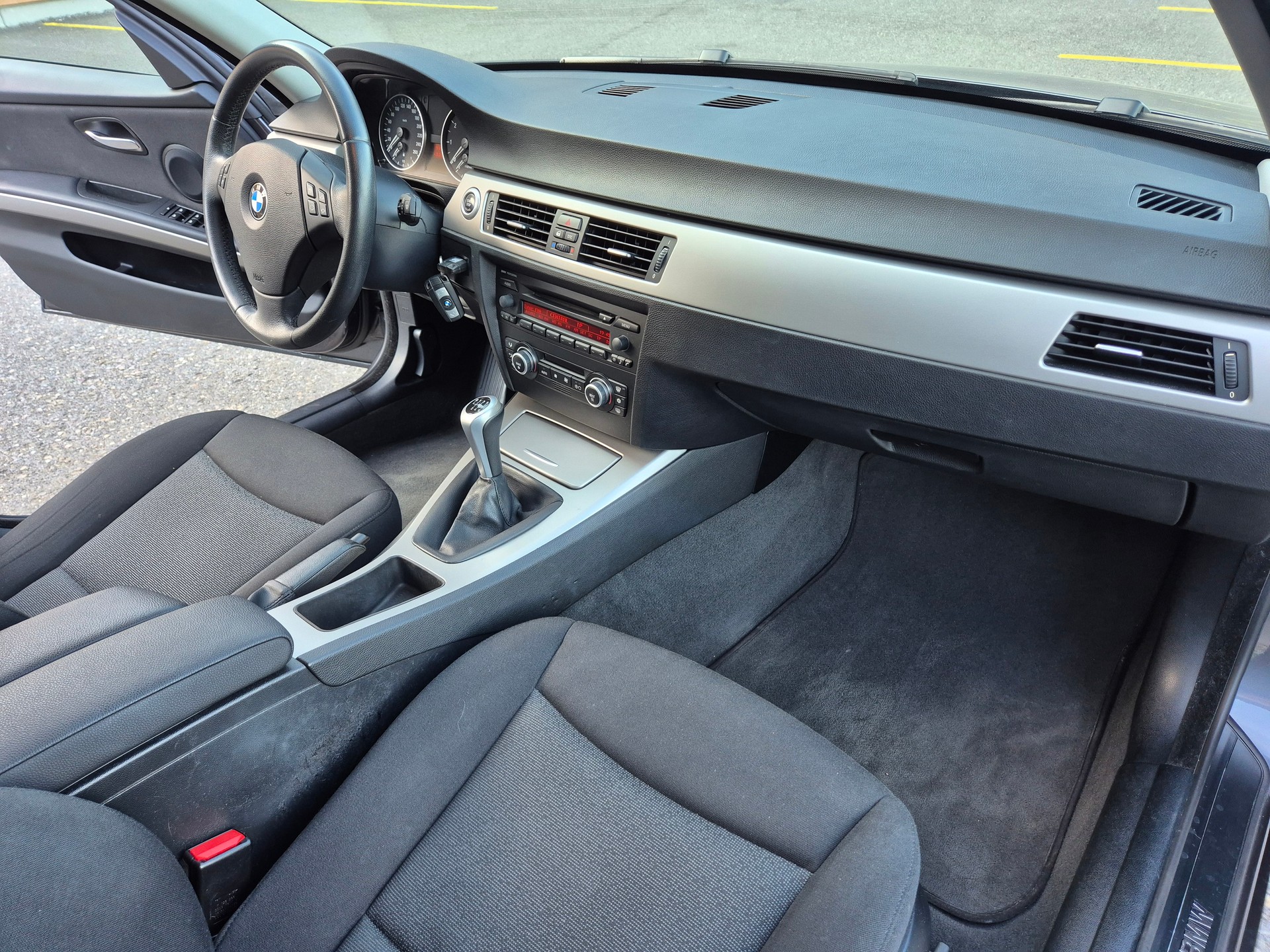 BMW 320i-image-6