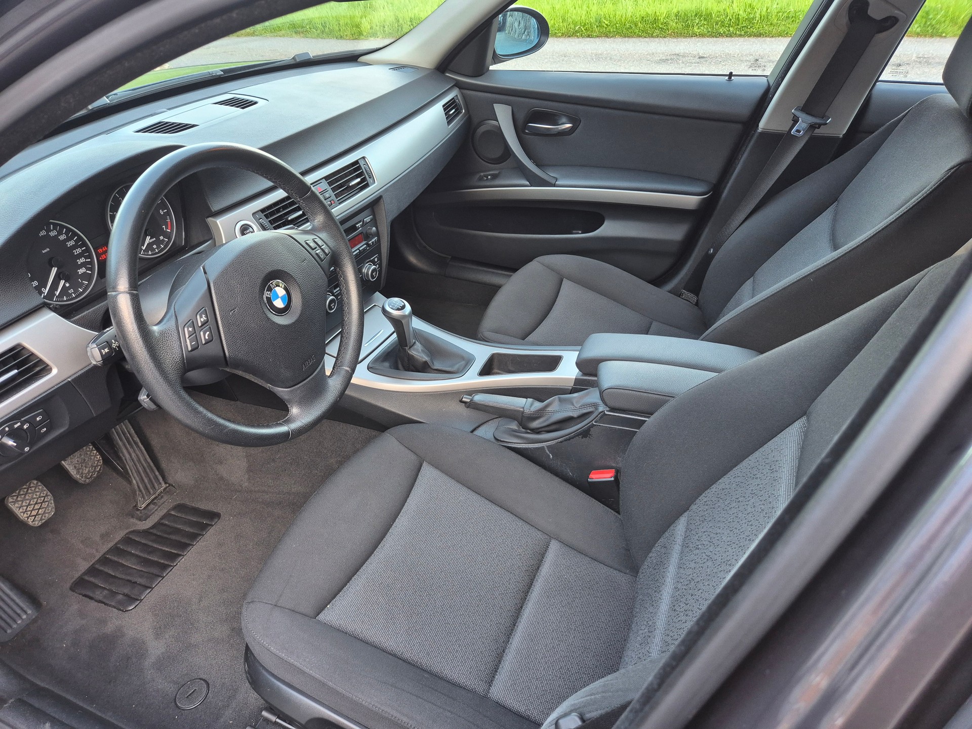 BMW 320i-image-5