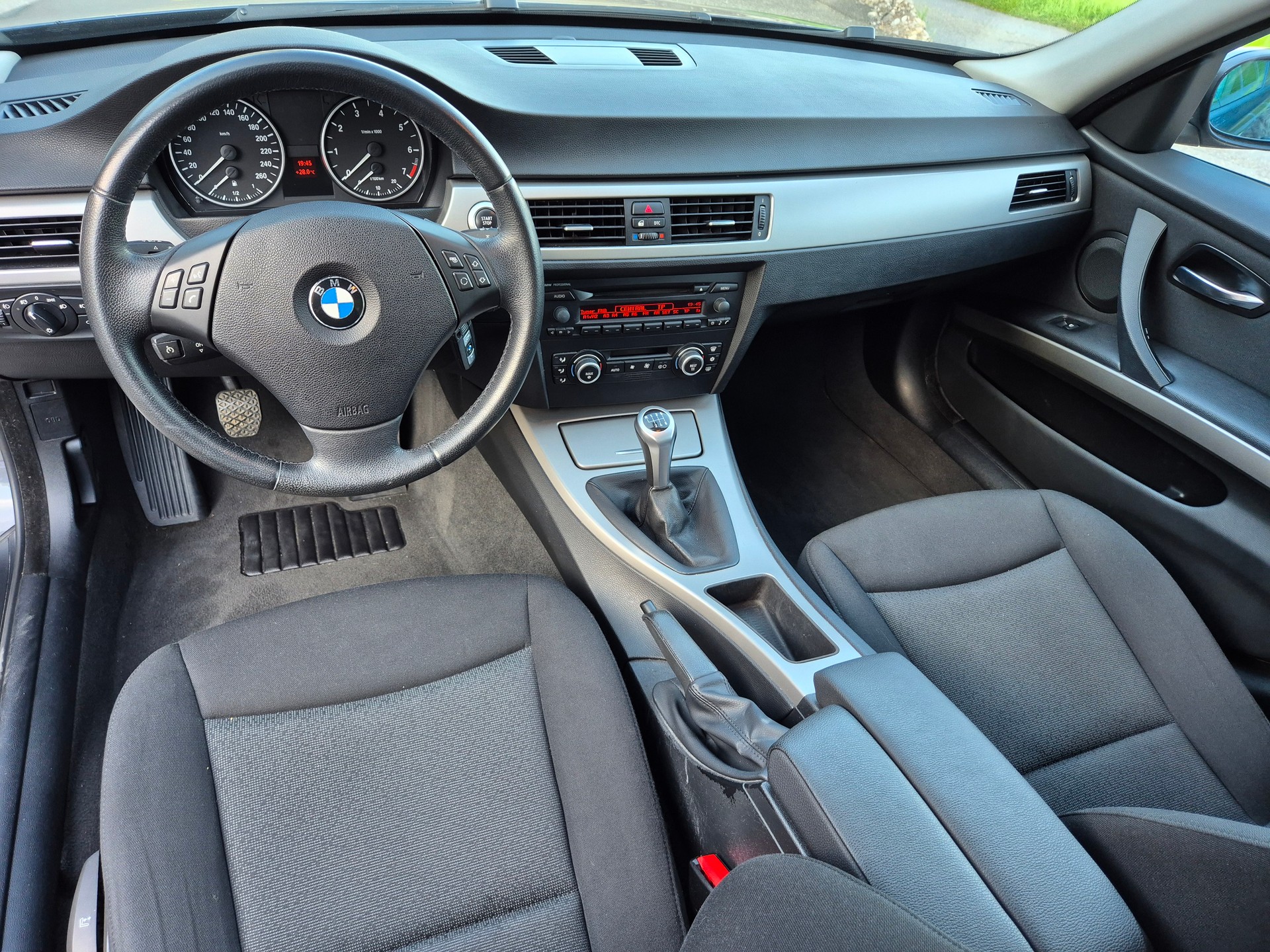 BMW 320i-image-4
