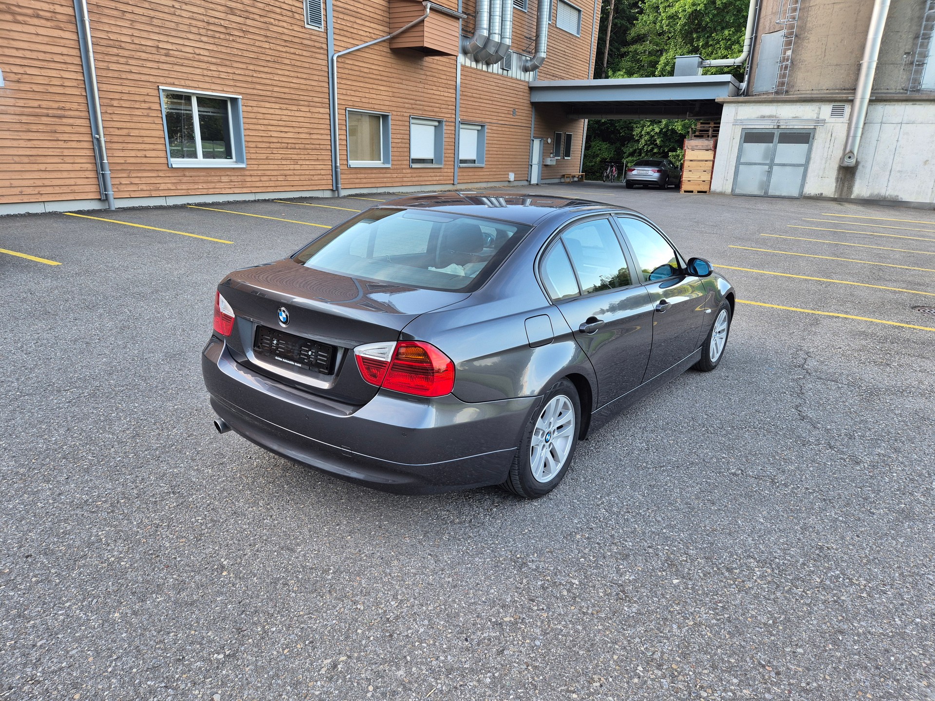 BMW 320i-image-2