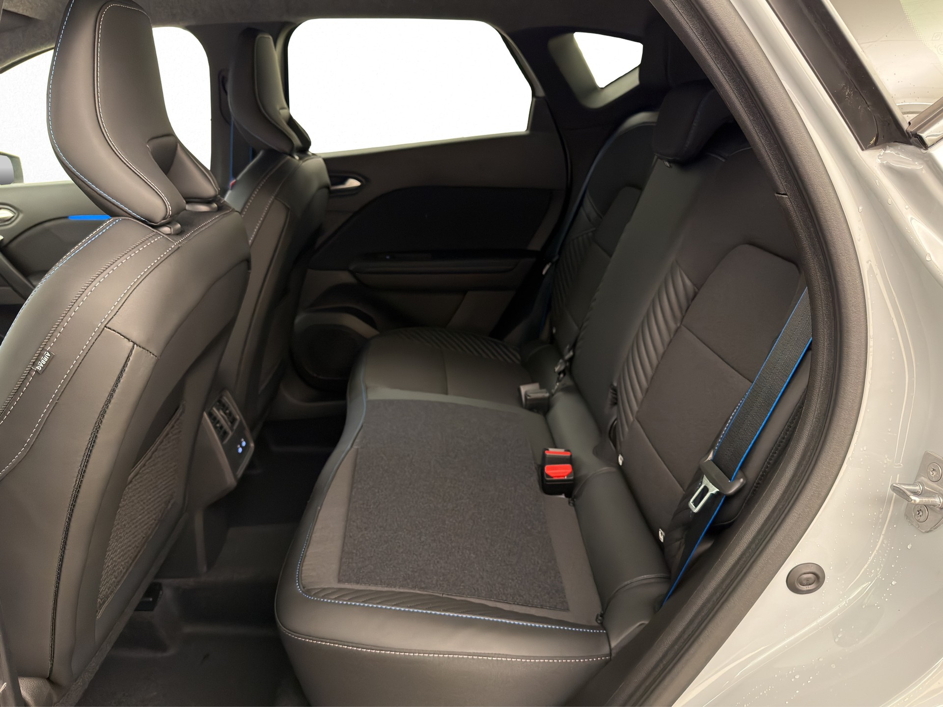 RENAULT Captur 1.3 TCe 140 esprit Alpine-image-11